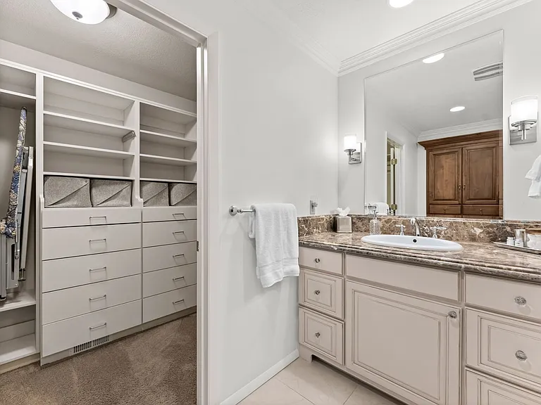 990 W Parkhill Dr — Photo 26
