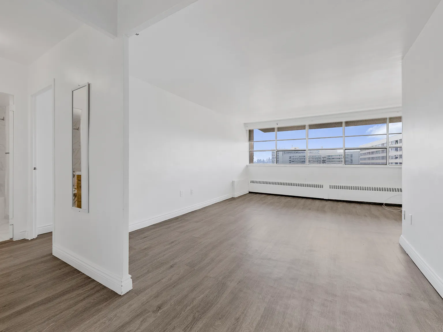 65 Thorncliffe Park Drive Toronto — Photo 4