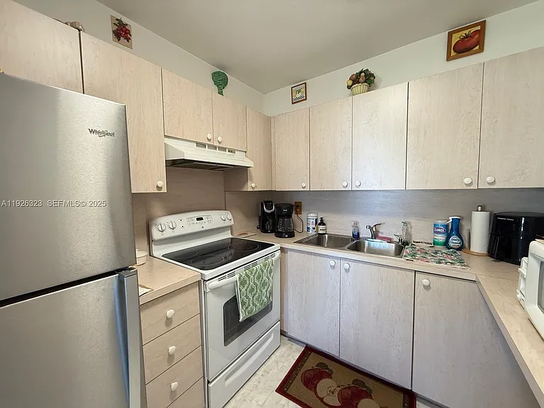 90 Easthampton D #90 — Photo 16