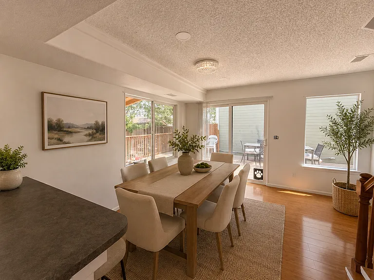 21315 E 40th Ave — Photo 2
