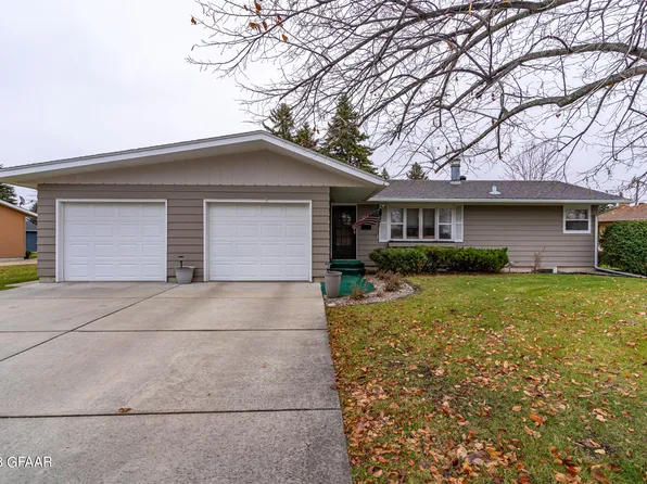 1406 Stephens Dr, Crookston, MN 56716