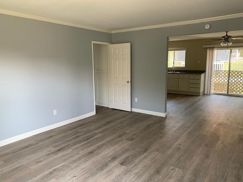 Living Room/Entry