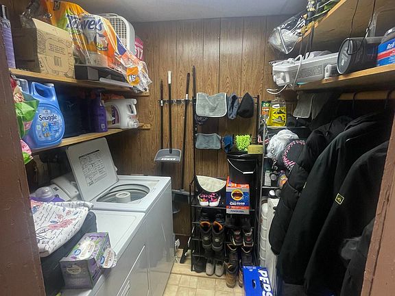 4th image of 700 E 3rd St