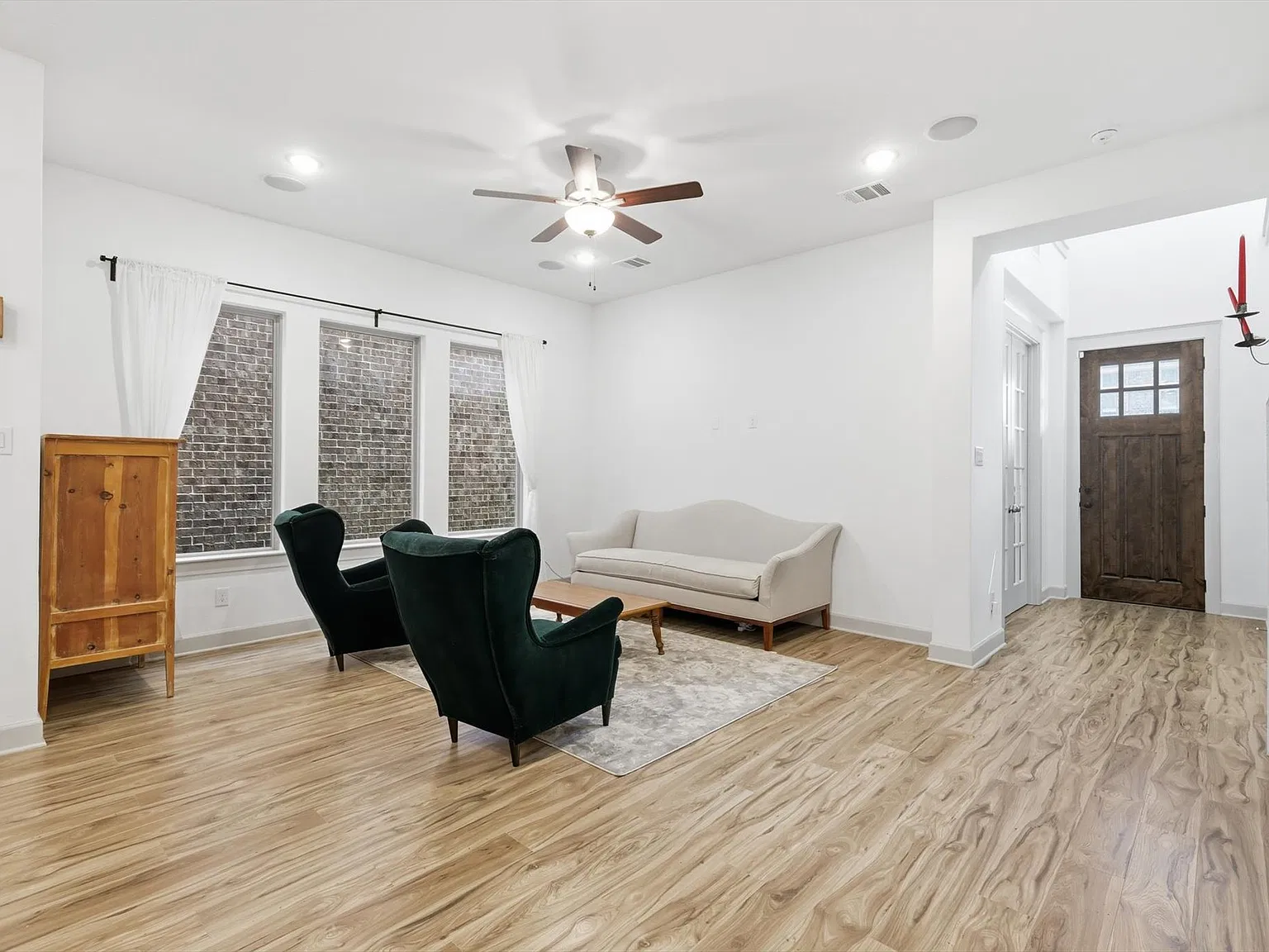 3 bed, 2.5 bath, 2421 sqft, $3,500 — Photo 4