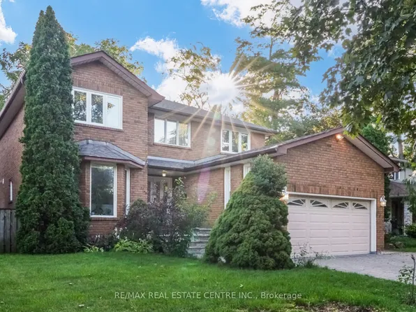 167 Whitchurch Mews, Mississauga, ON L5A 4B2