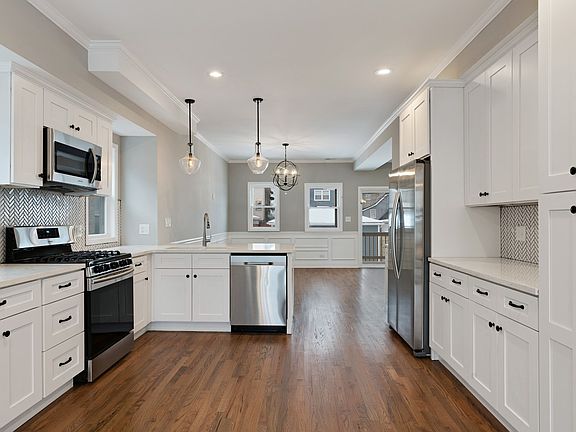 4th image of 5516 W Cornelia Ave