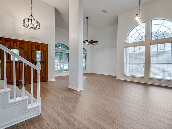 5th image of 562 Mercer St