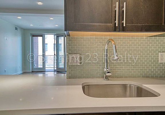 5th image of 27-04 Hoyt Ave S #3C