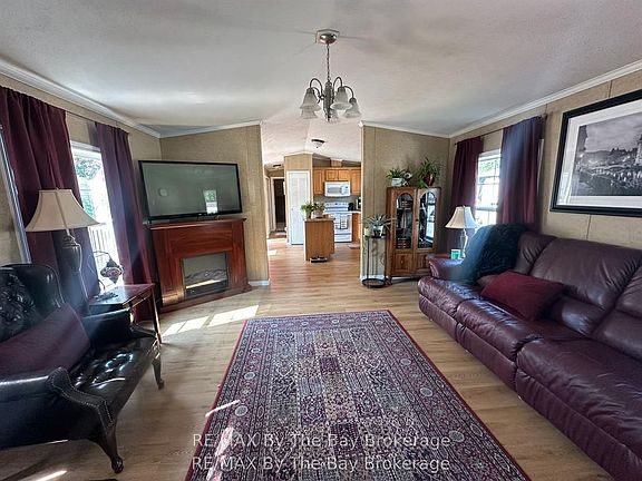 5th image of 40 Georgian Glen Dr