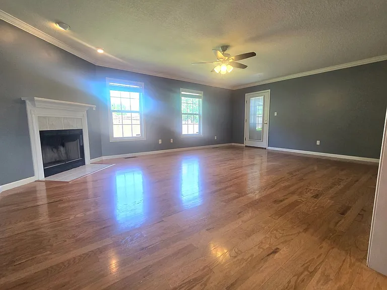 1607 Manheim Cir — Photo 2