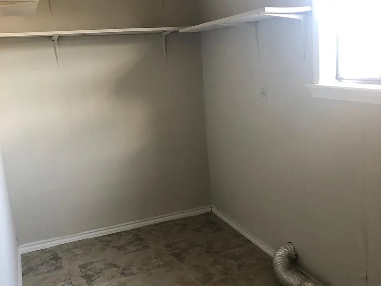 689 W Sauz Ave — Photo 11