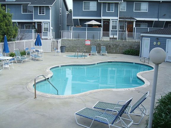community pool & jacuzzi