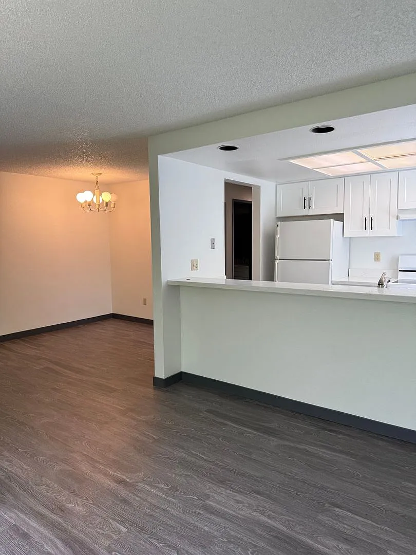 Davis Apartments — Photo 1
