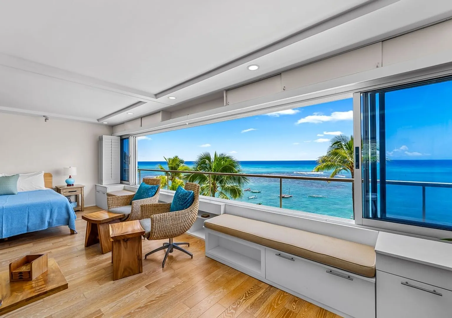Colony Surf Luxe: Oceanfront 1BR w/ Diamond Head Views, A/C & Prime Location — Photo 1
