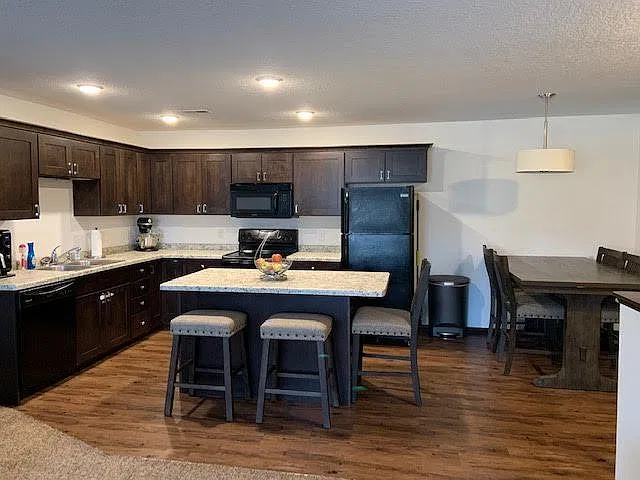 1932 Cypress Ct NE — Photo 2