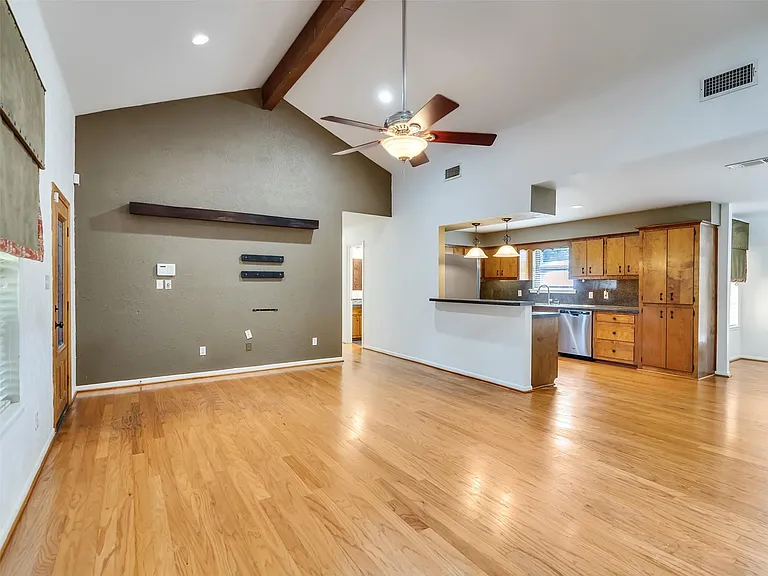 18085 Lake Dr E — Photo 10