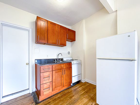 4th image of 319 E 5th St APT 19