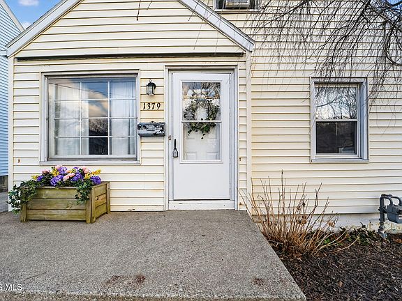 3rd image of 1379 Glenview Rd