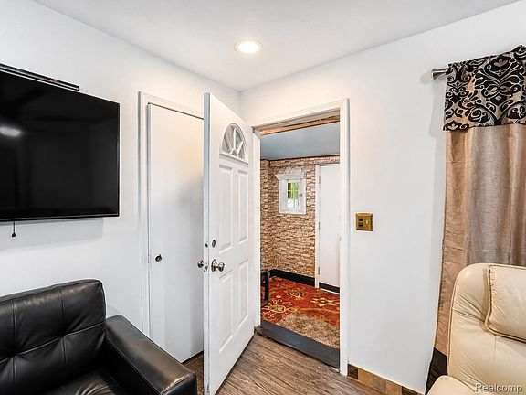 5th image of 12021 Buffalo St