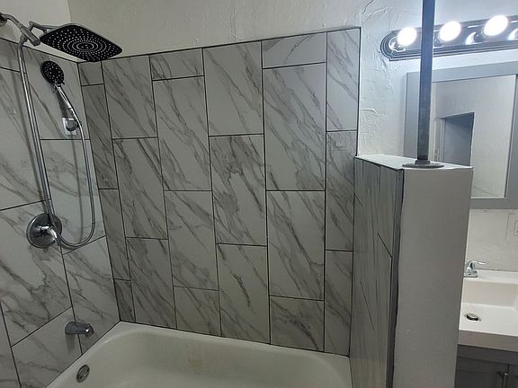 4th image of 2606 Queen Ave #4
