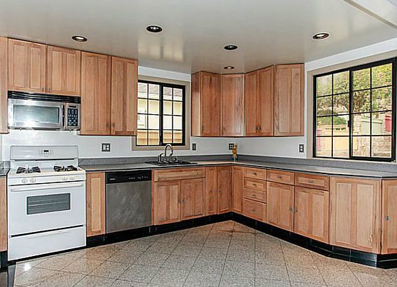 2nd image of 811 Thornhill Dr