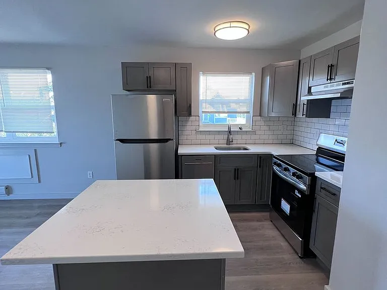 1010 Grand Ave — Photo 2