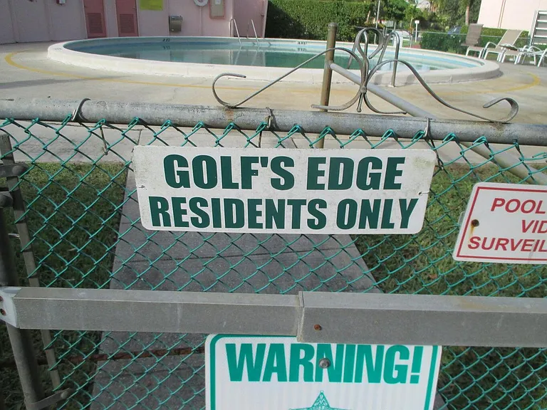 19 Golfs Edge #F — Photo 3
