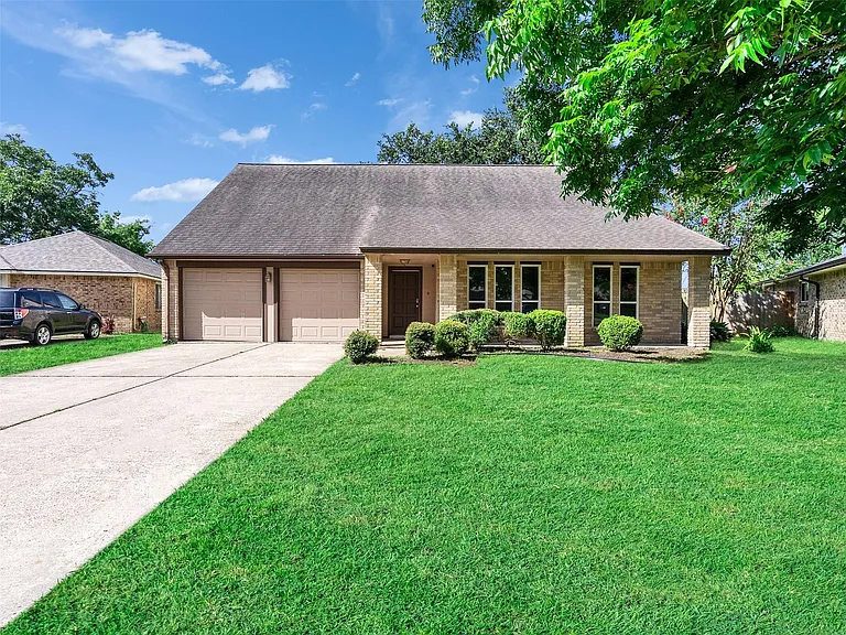 423 Forest Hills Dr — Photo 1