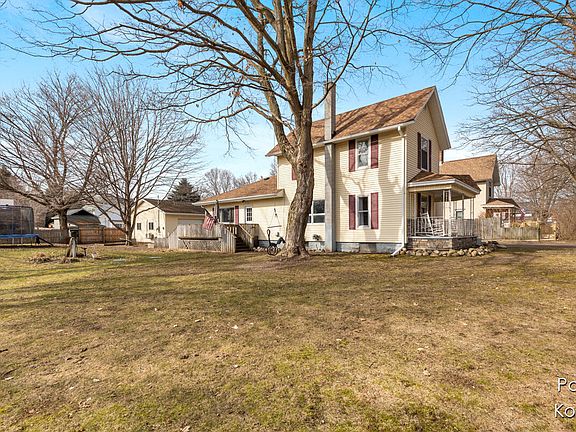 4th image of 242 Maple St