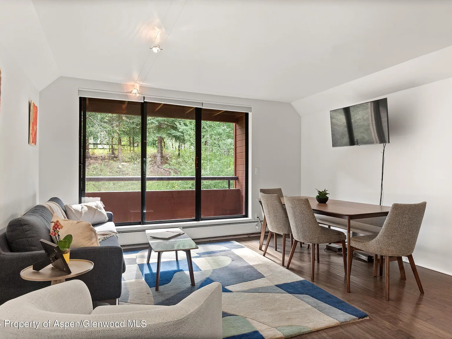 3 bed, 2.0 bath, 994 sqft, $8,500 — Photo 2