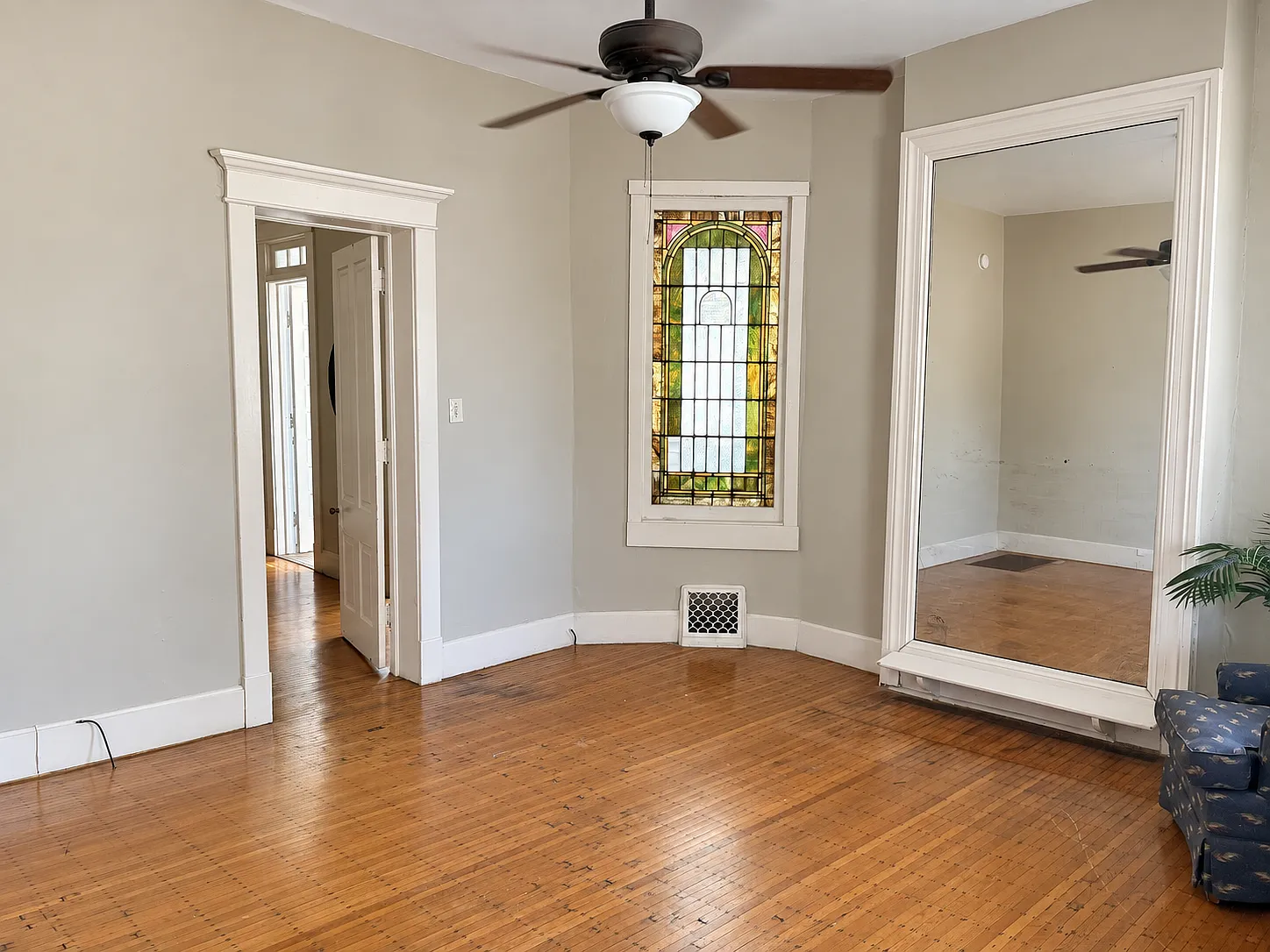 520 SE Riverside Dr — Photo 3