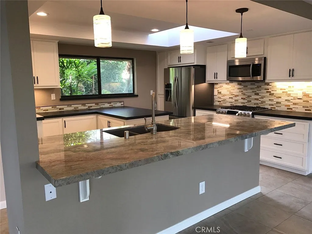 3 bed, 5.0 bath, 3419 sqft, $12,750 — Photo 3