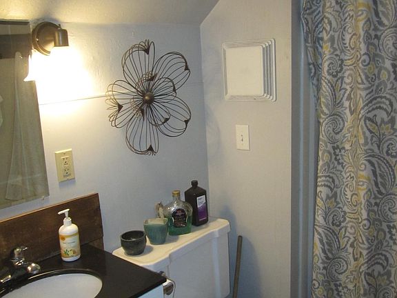 5th image of 821 1/2 E Main St