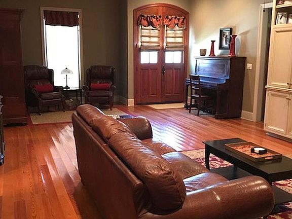 3rd image of 1303 Saint Teresa St