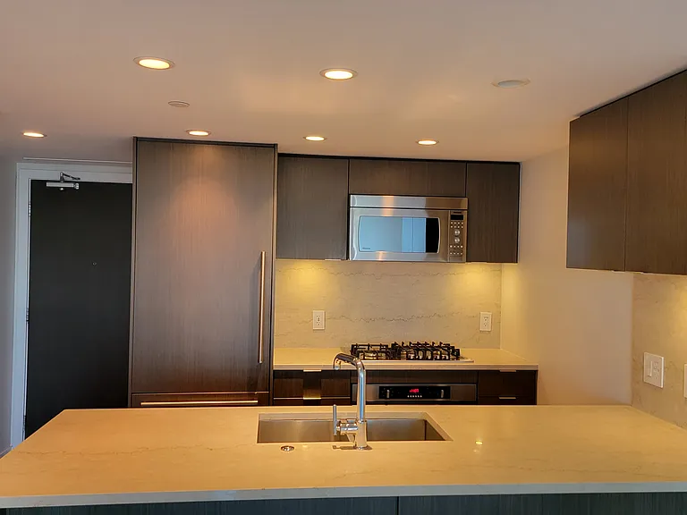 112 E 13th St #605 — Photo 4