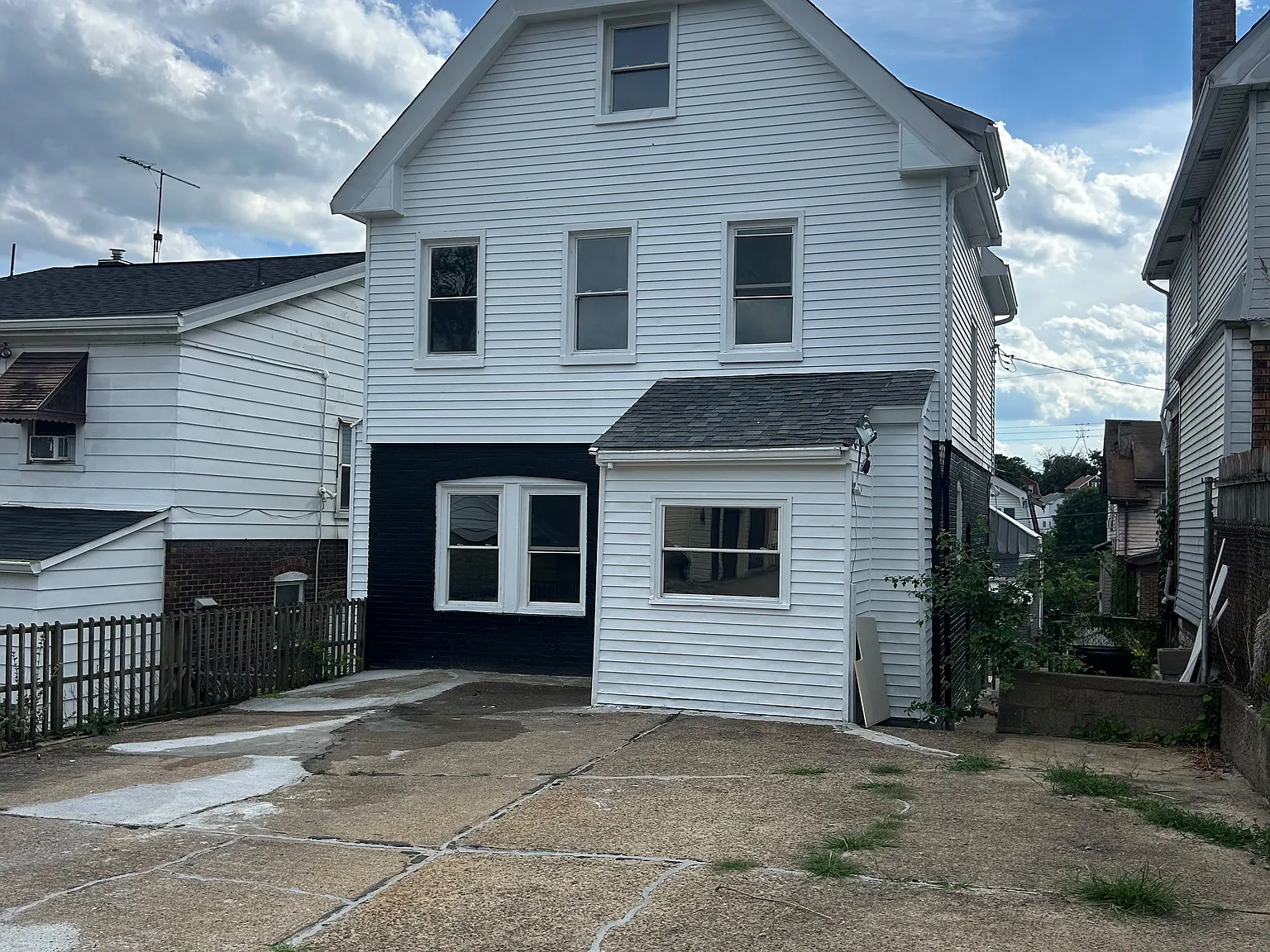 5 bed, 1317 sqft, $1,990 — Photo 1