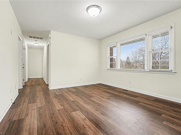 4th image of 2702 Lilac Dr