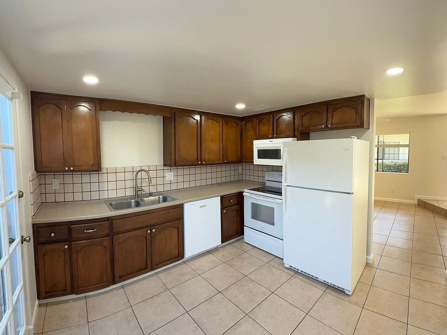 3 bed, 2.5 bath, 1208 sqft, $2,995 — Photo 3