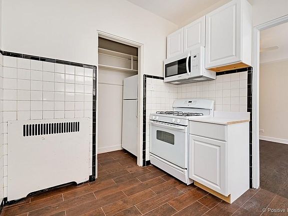 4th image of 2619 W Glenlake Ave #1F