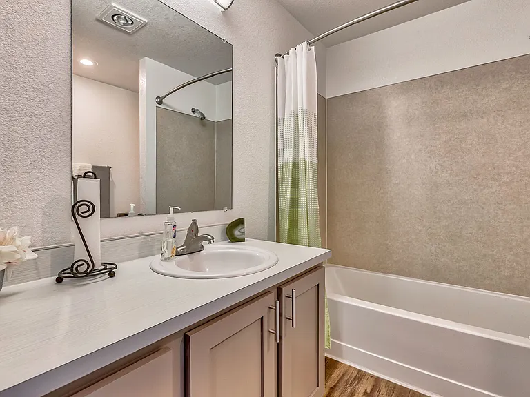 Evergreen Apartments — Photo 15