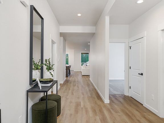 5th image of 516 W 20th Way