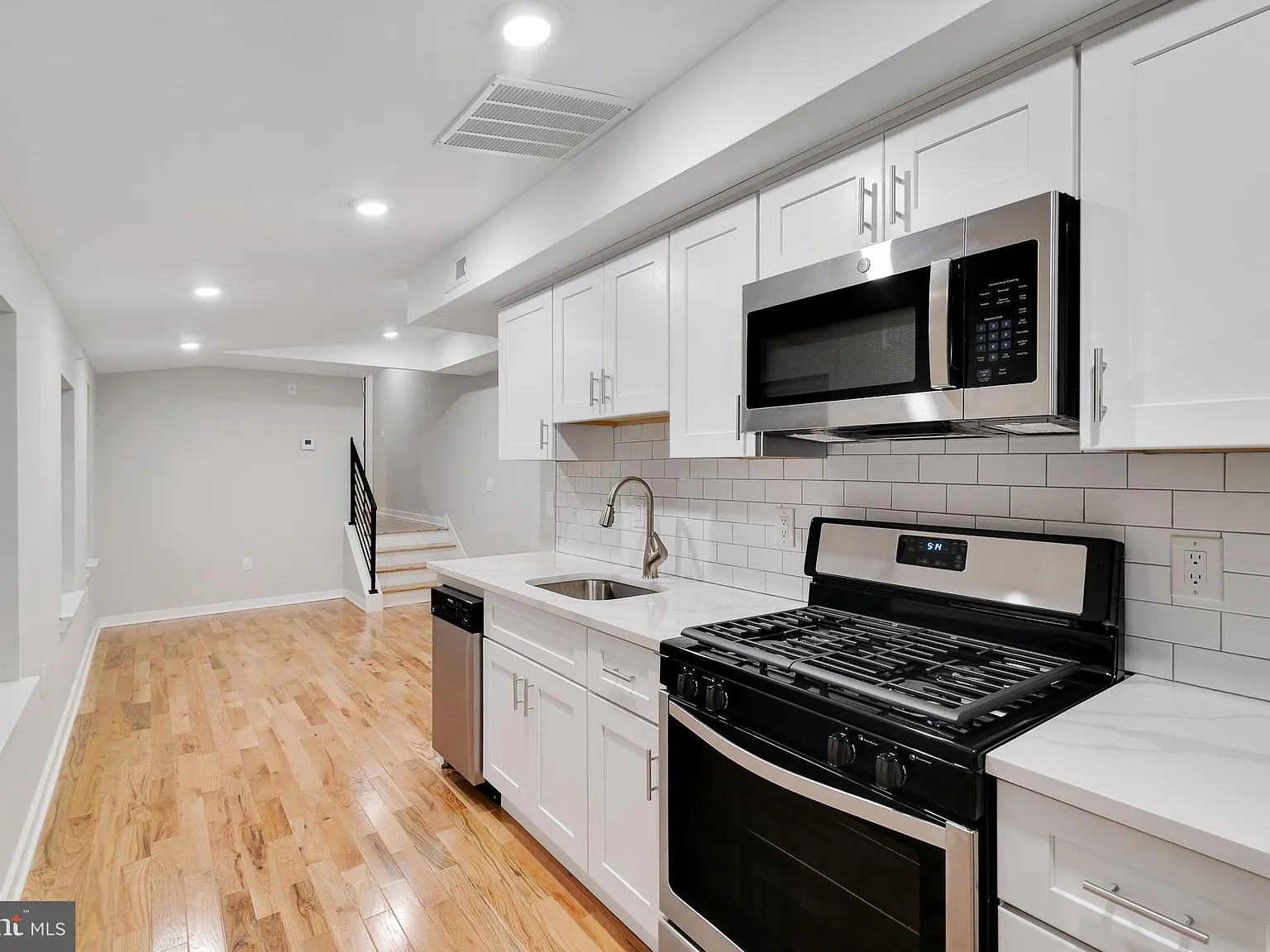 2 bed, 1.0 bath, 825 sqft, $1,600 — Photo 4