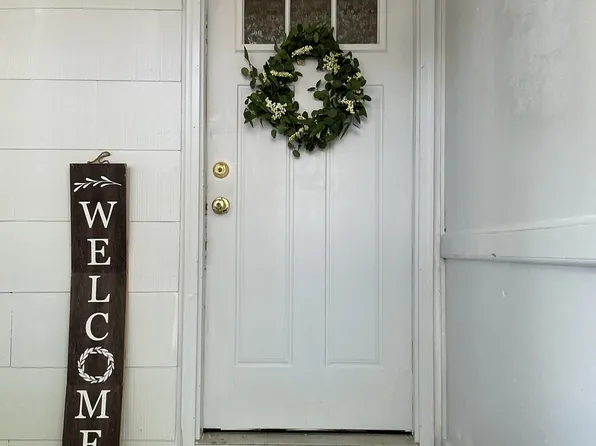 8 Rogers Pl, Manchester, CT 06040