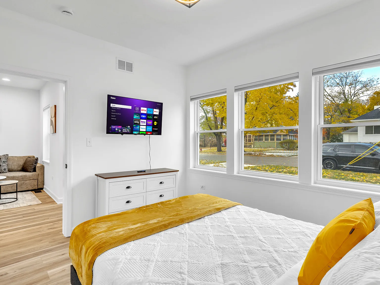 5 bed, 2050 sqft, $9,900 — Photo 4