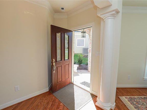 3rd image of 5673 Villa Green Dr