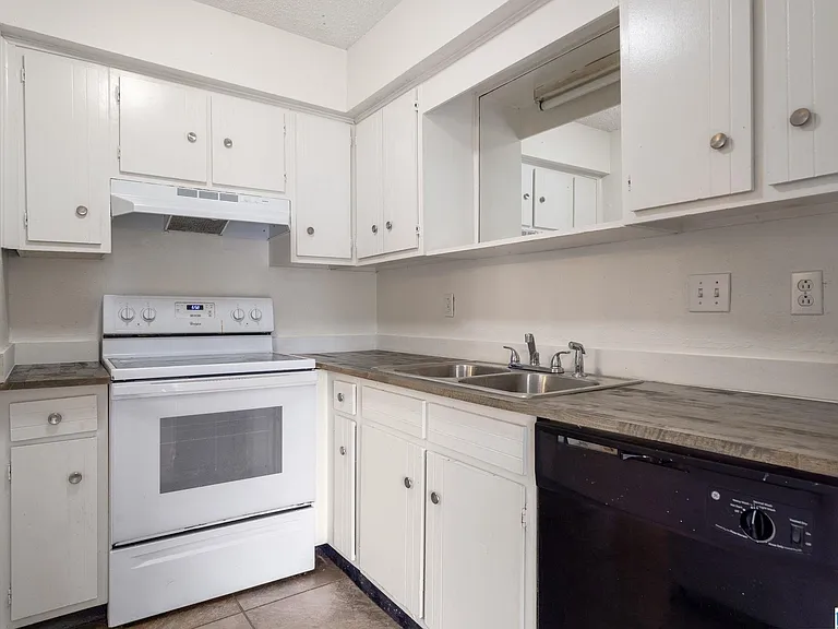 2409 Arlington Cres #D — Photo 13
