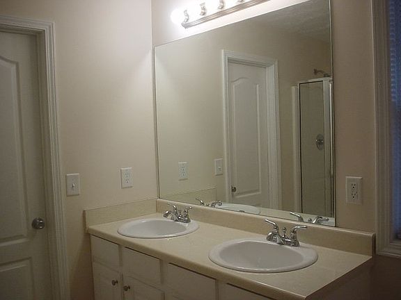Large separate shower, dual sinks and walk-in closet