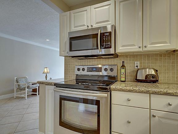 5th image of 6453 Bay Club Dr APT 1