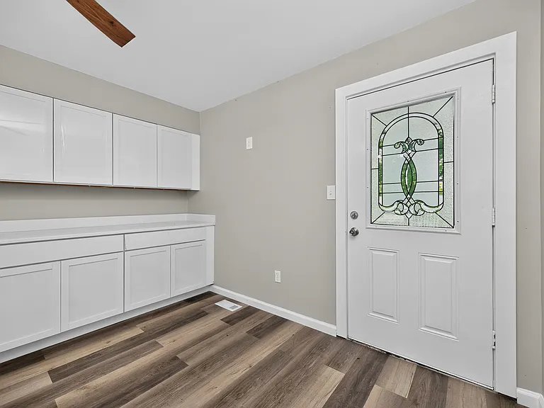 904 Locust Corner Rd — Photo 3