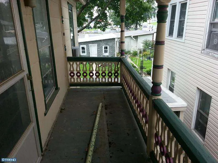 341 W Walnut St photo 1